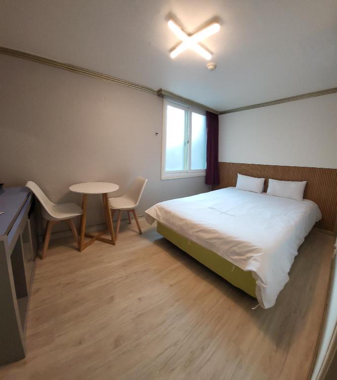 Emerald Ace Hotel (에메랄드 에이스 호텔): A Decent Budget-Friendly Option in Jeju