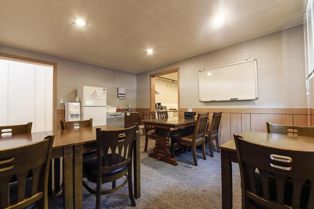 더 호텔 비즈니스 (The Hotel Business): A Budget-Friendly Beachfront Stay in Gangneung