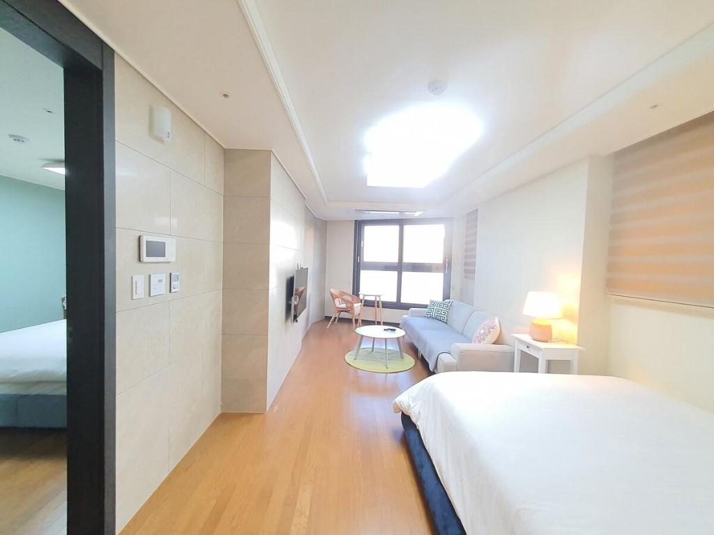 Haeundae-gu Apartment: Spacious Two-Bedroom Retreat in Busan