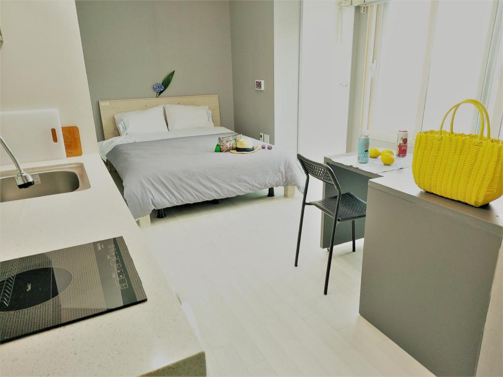 아라팰리스호텔305호 (Ara Palace Hotel 305) – Pet-Friendly, Jeju City Center, Near Airport, Dongmun Market