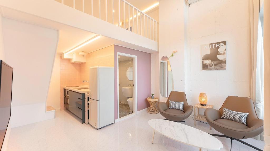 시에스타 풀빌라 (Siesta Pool Villa): A Luxurious Oceanfront Escape