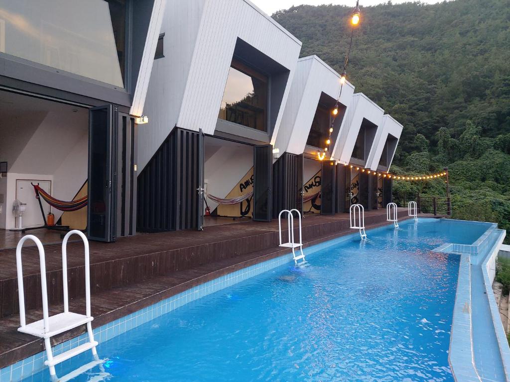 통영 어뮤징스토리: A Seaside Escape in Tongyeong