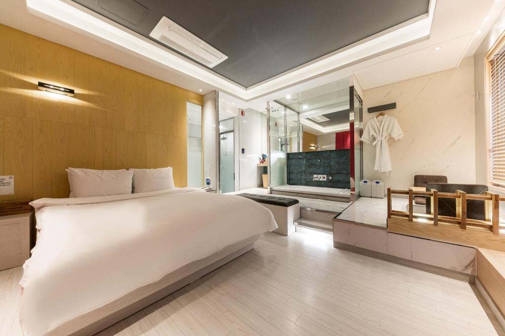 Hotel Yeogieotte West Daegu: Comfortable Stay with Necessary Amenities