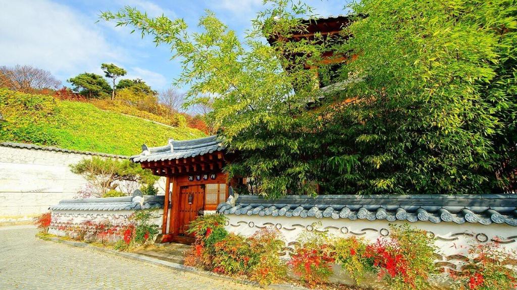귀거래사 한옥 펜션 (Gwigoeresa Hanok Pension): A Charming Traditional Korean Stay