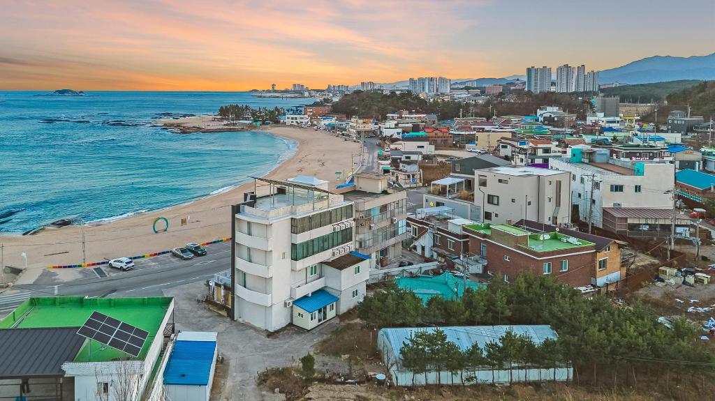 Goseong Stageall: Stunning Coastal Retreat