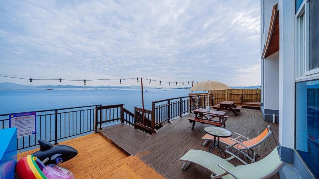 Blue N White Pension: A Tranquil Oasis in Geoje
