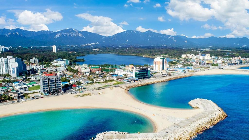 Sokcho W Spa Poolvilla Bdong: A Luxurious Lakeside Retreat