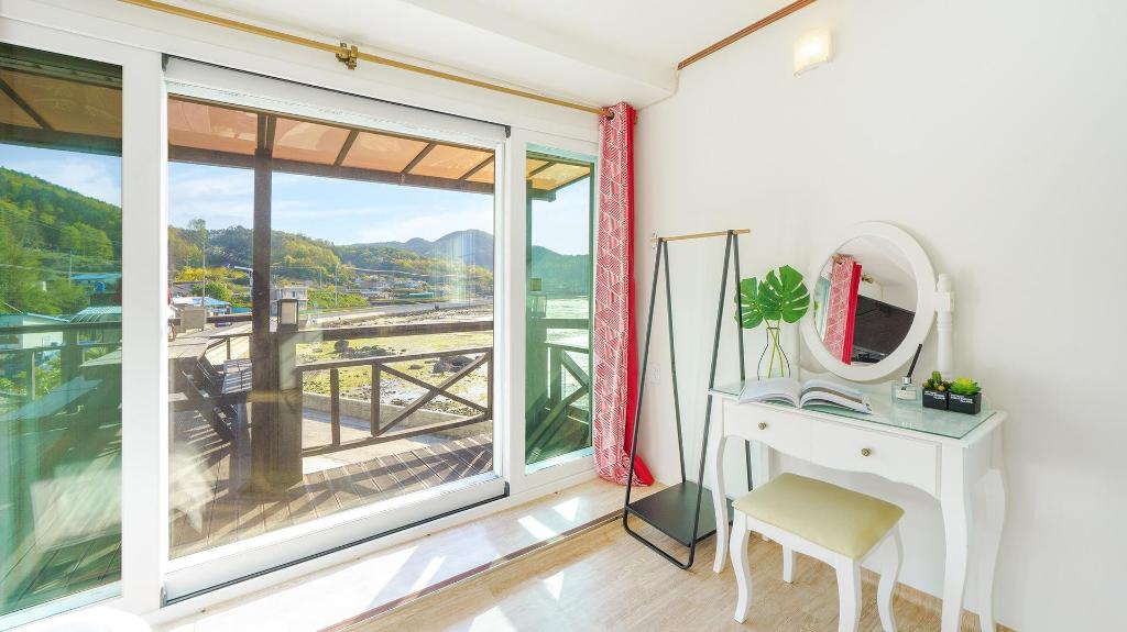 Namhae Mojito Pension: A Relaxing Coastal Getaway (남해 모히토 펜션)