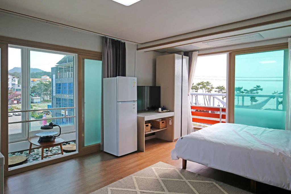 안녕 노을 (Annyeong Noeul): A Relaxing Seaside Getaway