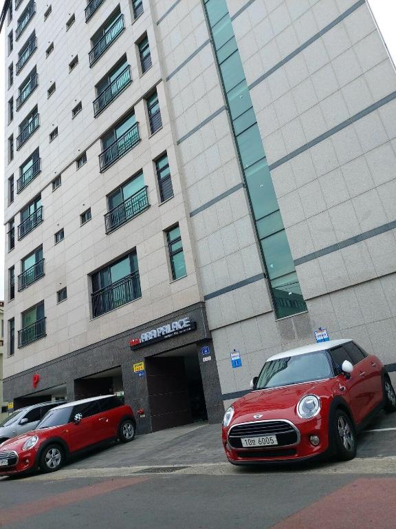 Ara Palace Hotel 301 (아라팰리스호텔301호-반려동물가능,동문시장 도보 10분,공항인근,취사/세탁가능): Pet-Friendly Comfort Near Jeju Airport and Dongmun Market