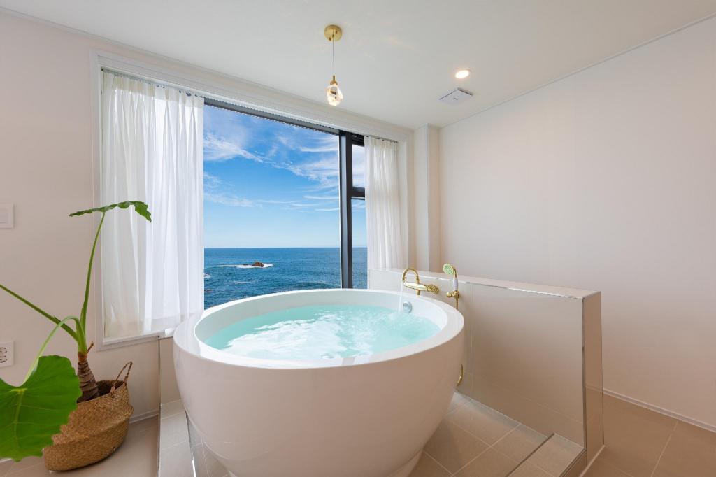 스테이 휴 (Stay Hue): A Comfortable Stay by the Beach in Gangneung
