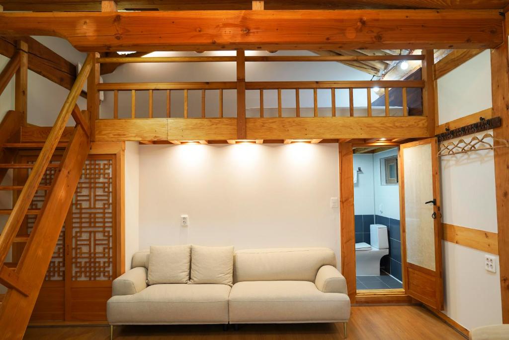 Samnakheon Hanok Guesthouse: A Traditional Korean Stay in Jeonju