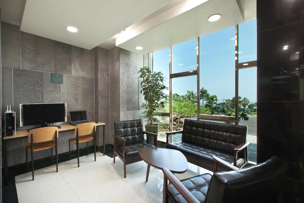 Familia Hotel (파밀리아호텔): A 3-Star Beachfront Hotel in Jeju