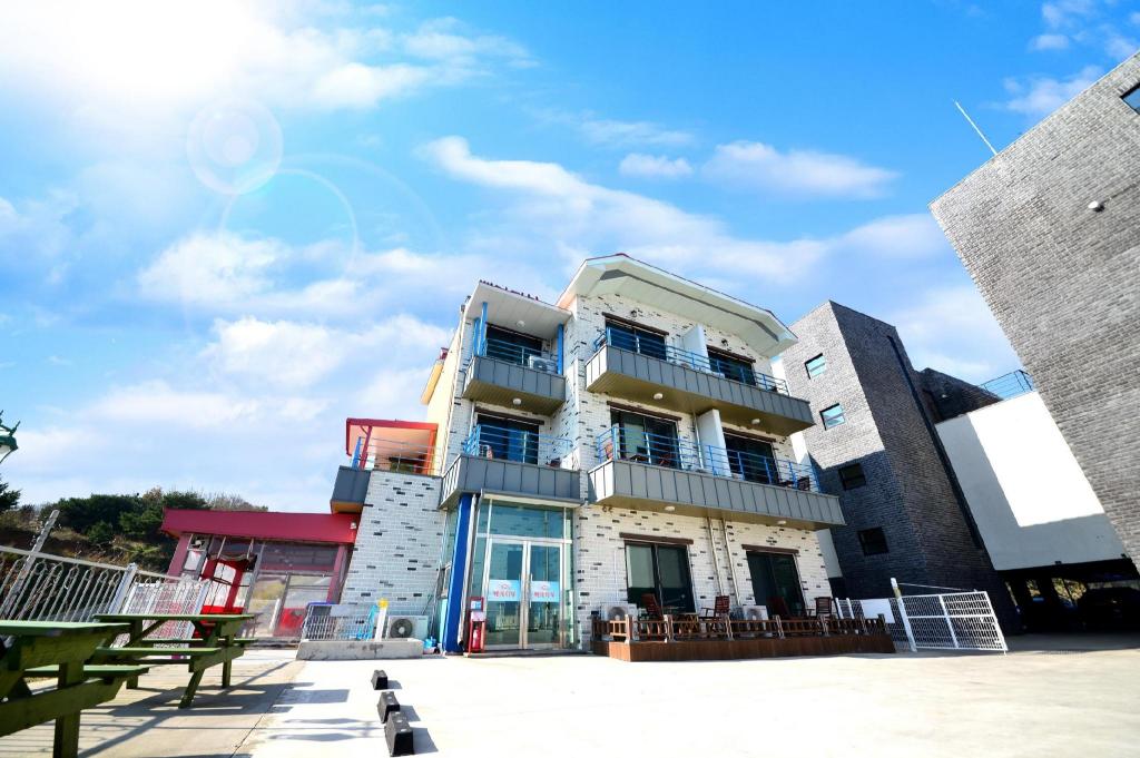 Donghae Ppalganjibung Pension (동해 빨간지붕 펜션): A Charming Seaside Getaway