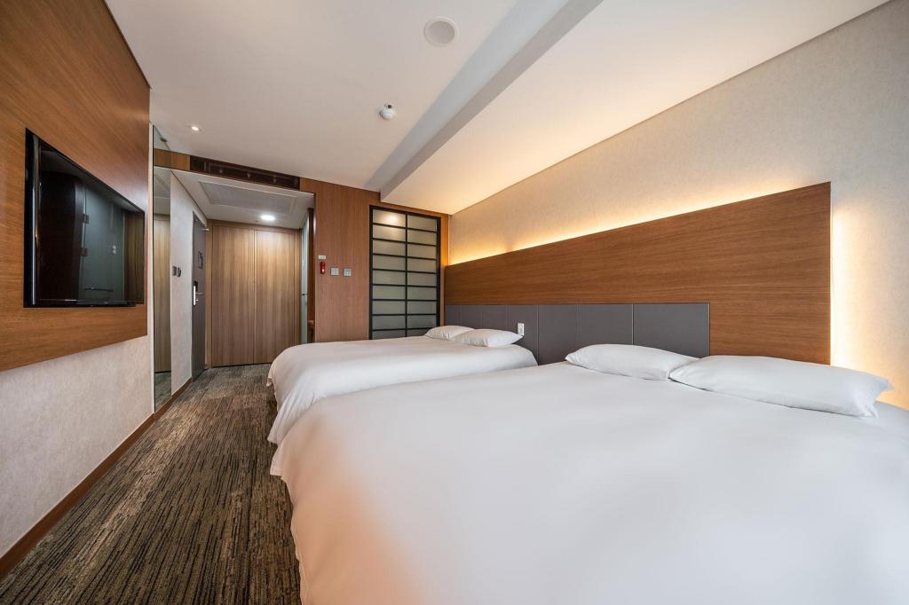 Jeju Seongsan Golden View Hotel (제주성산골든뷰호텔): A Decent Stay with Ocean Views