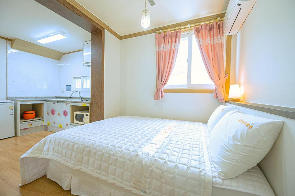 Gyeongju Hamilton Pension: Contemporary Abode Conveniently Nestled in Gyeongju