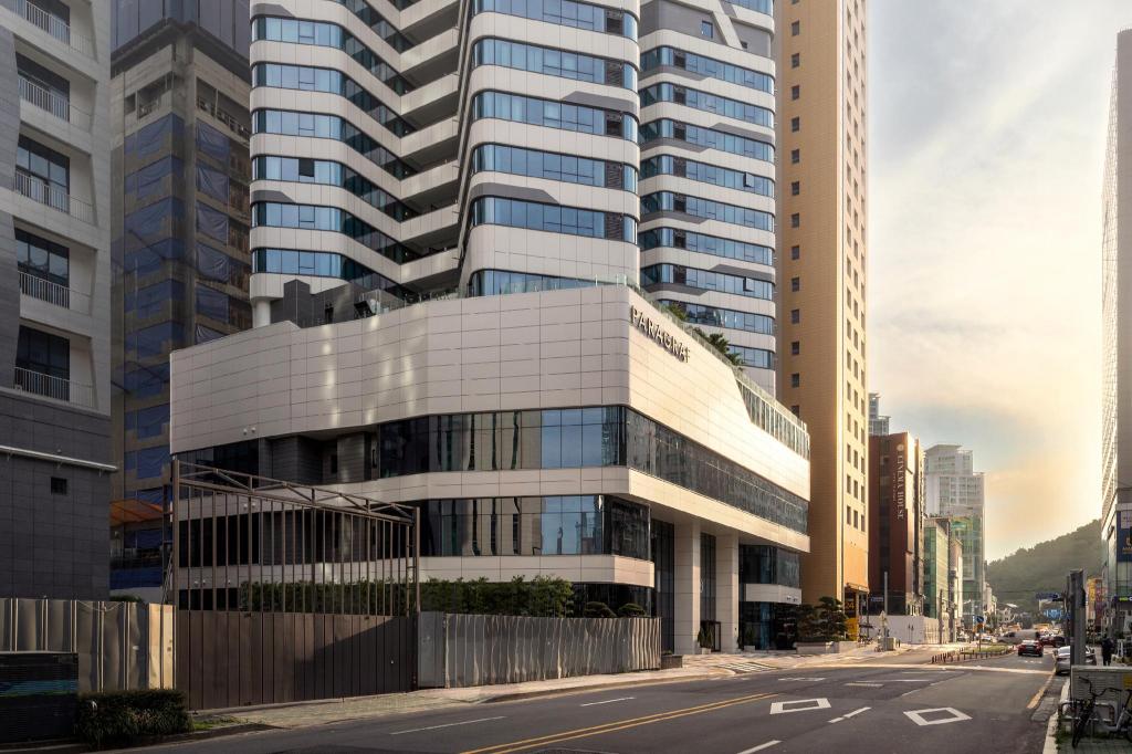 르컬렉티브 해운대 패러그라프 (L’escape Haeundae Paragraph): A Luxurious Seaside Escape