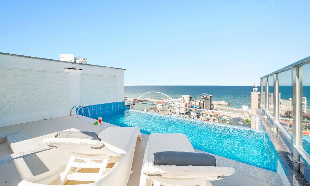 스카리아 풀빌라 (Skyria Pool Villa): Luxurious Oceanfront Getaway