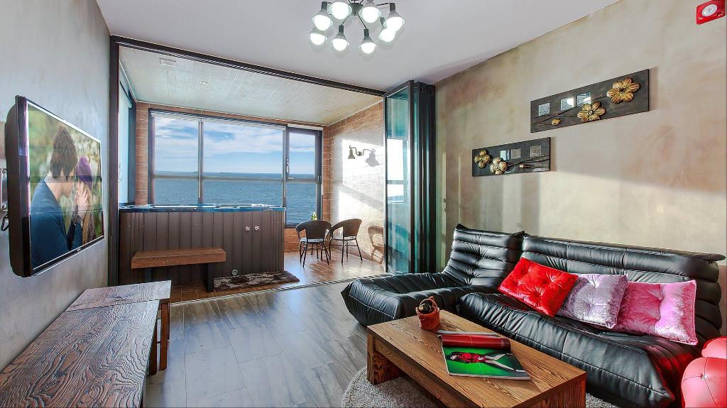 스테이 리조트 (Stay Resort): A beachfront haven with excellent amenities
