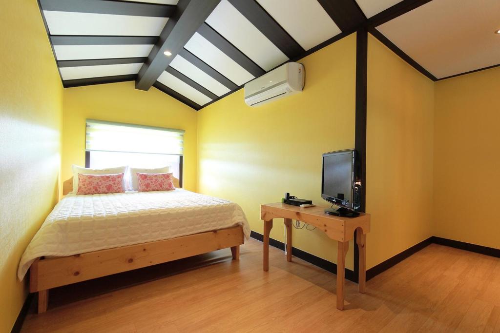예전 펜션 (Yeojeon Pension): A Beachfront Pension with Basic Amenities