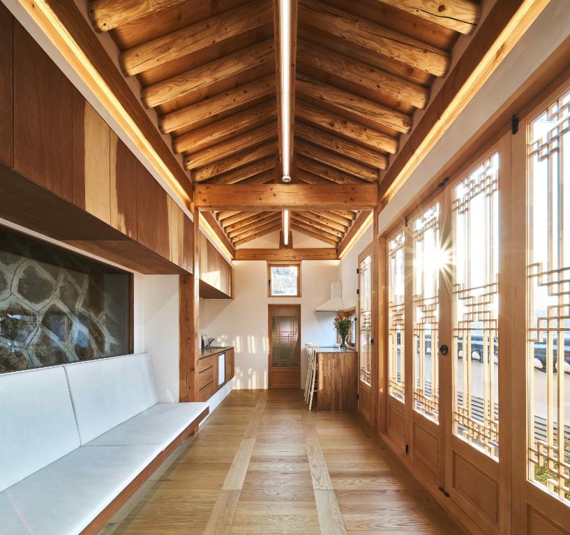 Best Hotels in Seoul, South Korea – Luxury hanok with private bathtub – SN13 Review