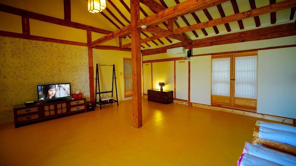 Best Hotels in Jeonju, South Korea – Deokindang & Su House Pension Review