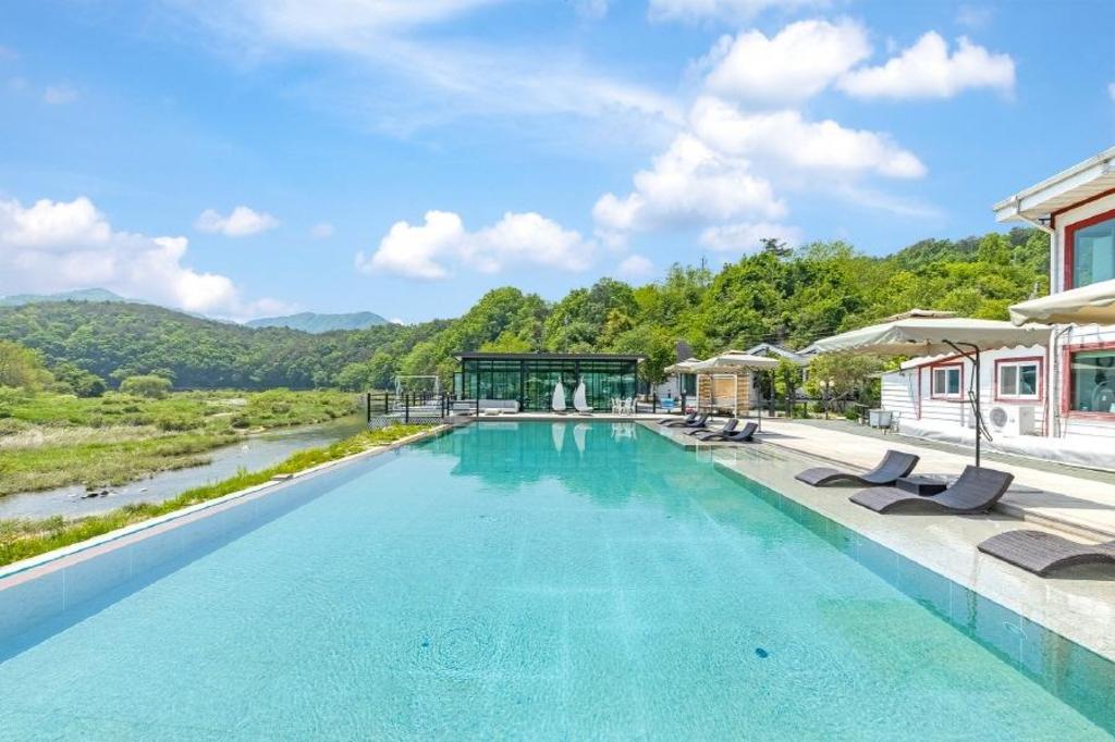 Best Hotels in Hongcheon, South Korea – Hongcheon Rivervalley Pool Villa Spa Pension Review