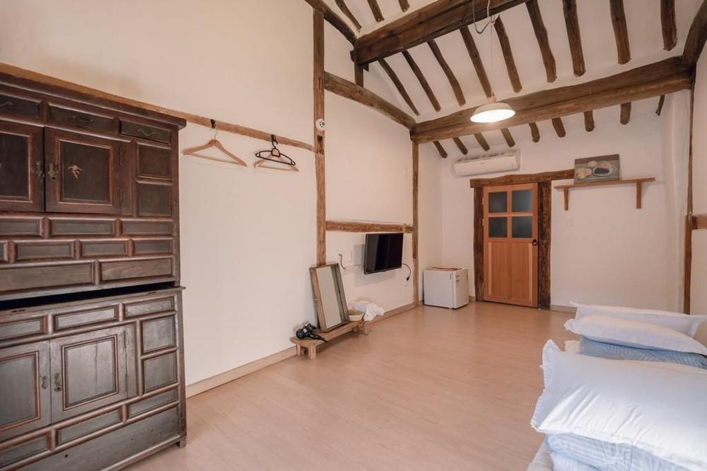 Best Hotels in Jeonju, South Korea – Jeonju Pusil Hanok Pension Review