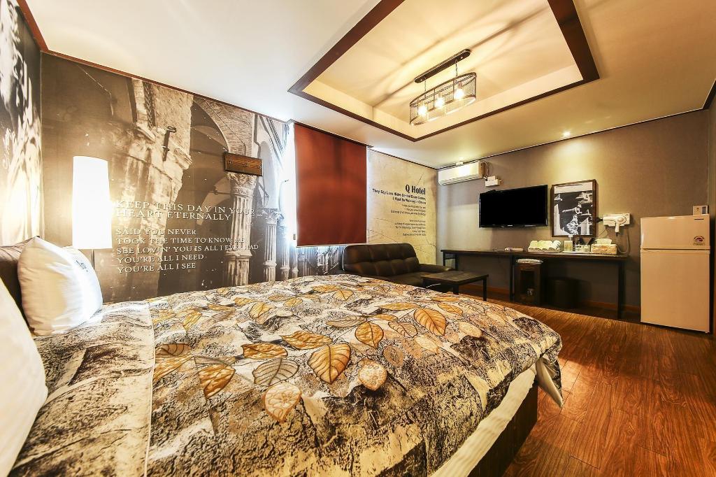 Q Hotel image