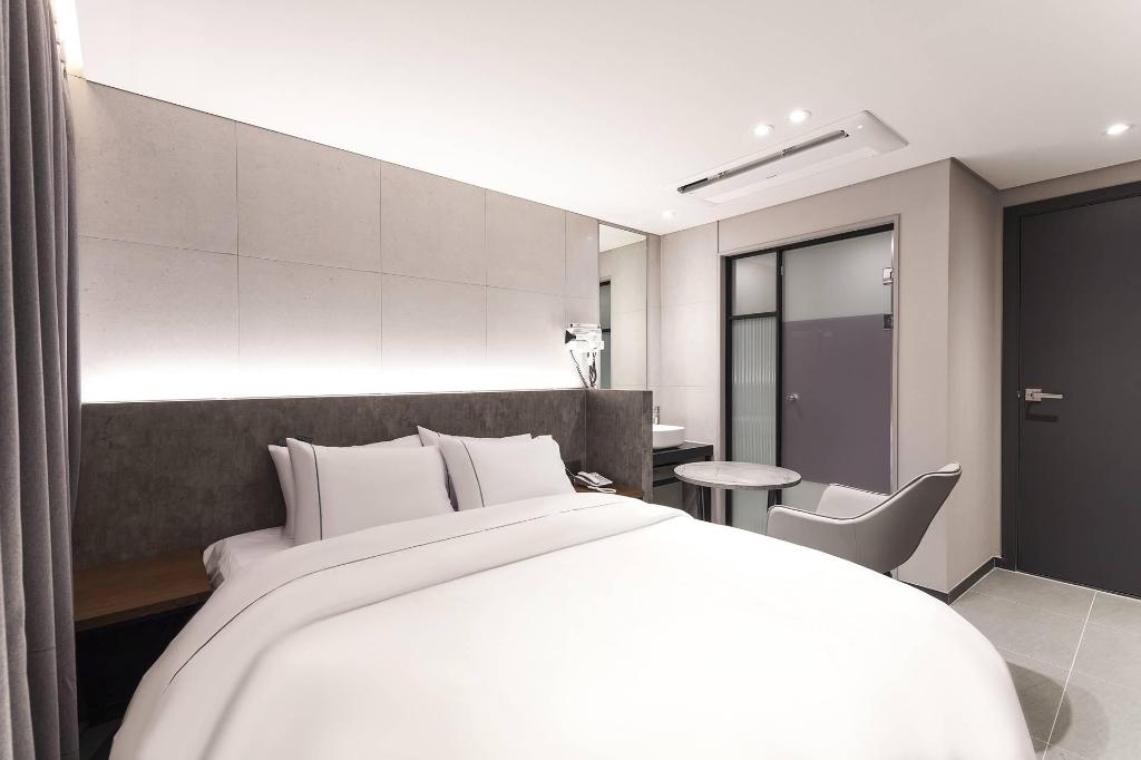 Lucir Hotel image