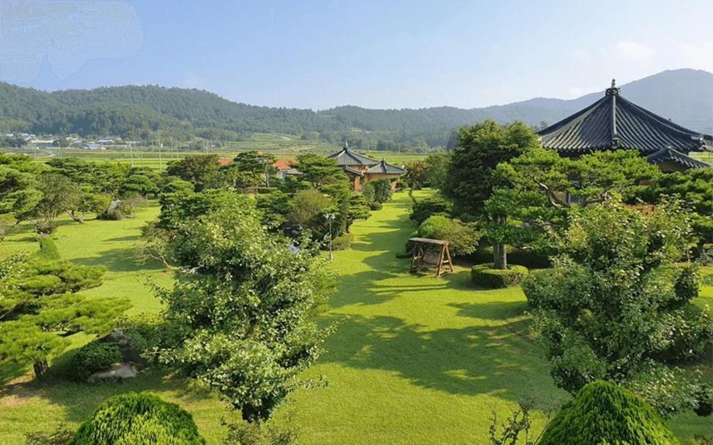 왕실의 펜션 image