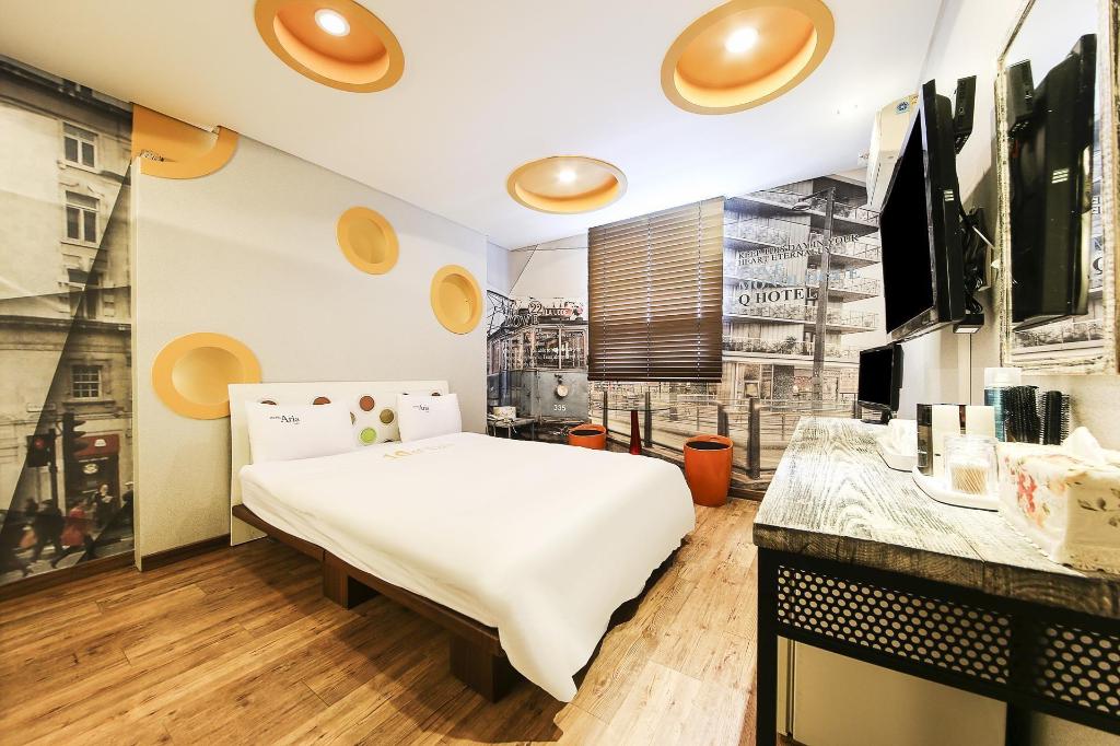 Q Hotel image