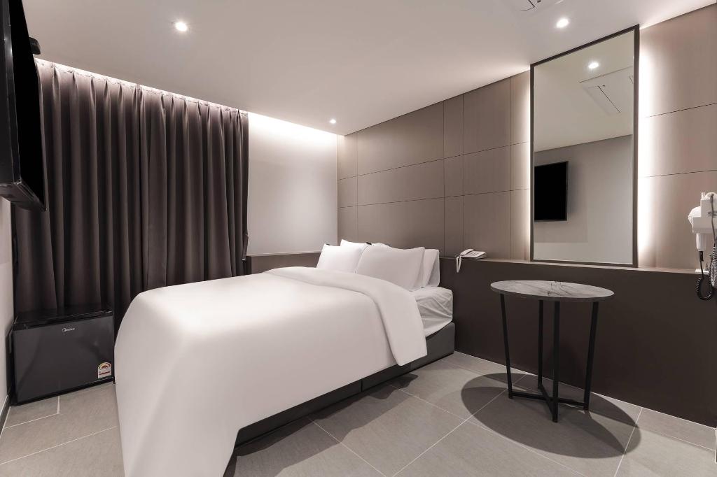 Lucir Hotel image