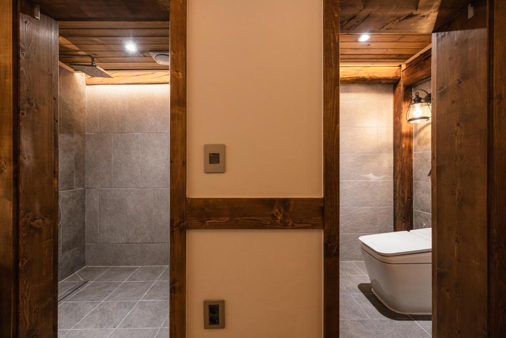Luxury hanok with private bathtub - SW05 image