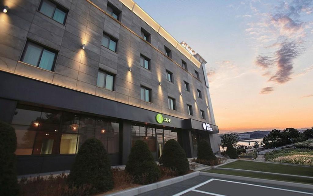 Boo Hotel image