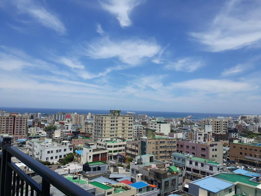 아라팰리스호텔902호-공항인근, 시티/오션뷰, 동문시장 도보10분, 조리/세탁가능 image
