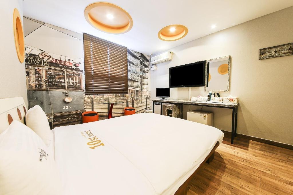 Q Hotel image
