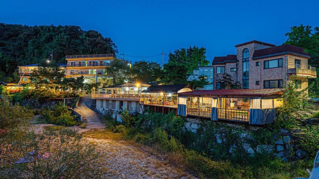 산과들에 펜션 image