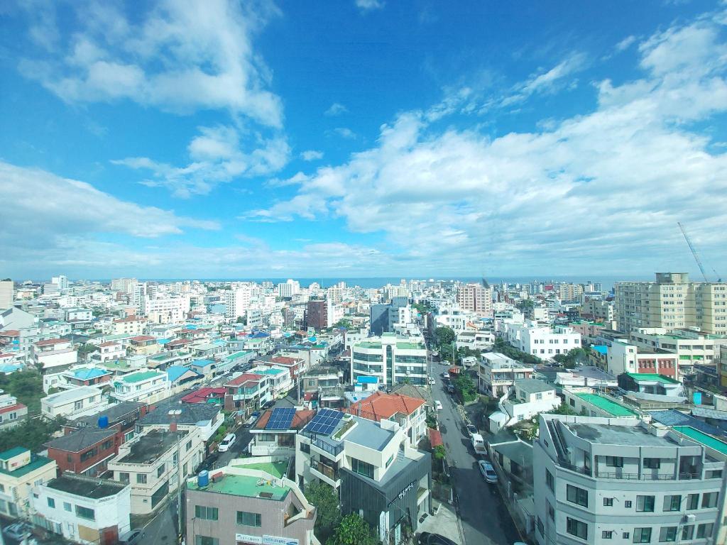 아라팰리스호텔902호-공항인근, 시티/오션뷰, 동문시장 도보10분, 조리/세탁가능 image