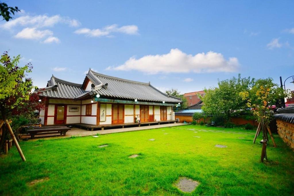 Best Hotels in Jeonju, South Korea – Jiwudang Hanok Guesthouse Review
