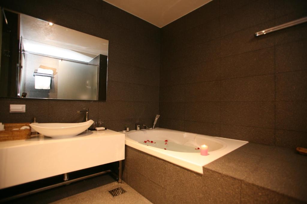 Best Hotels in Donghae, South Korea – Hyeonjin Tourist Hotel Review