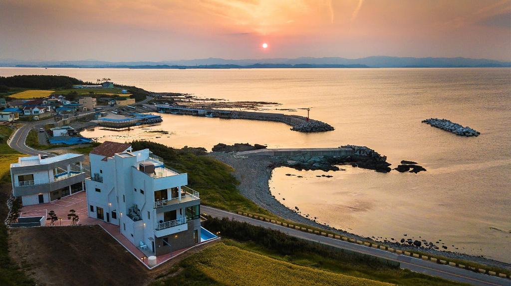 Best Hotels in Pohang, South Korea – Pohang Beach de Whale Pool Villa Review