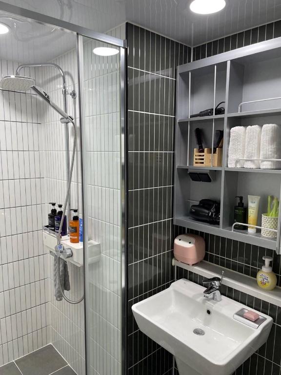 Best Hotels in Daegu, 대한민국 – Daegu starbnb ★Moon Stay-C★ NETFLIX/동성로/중앙로역/무료주차 Review