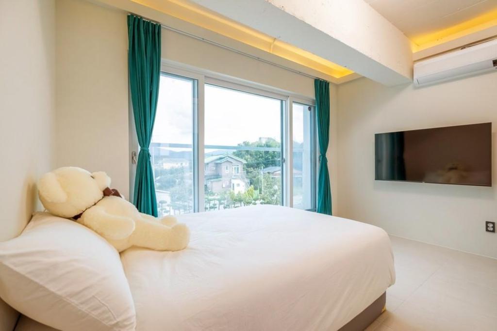 Best Hotels in Gyeongju, South Korea – Lavian Rose Pension Review