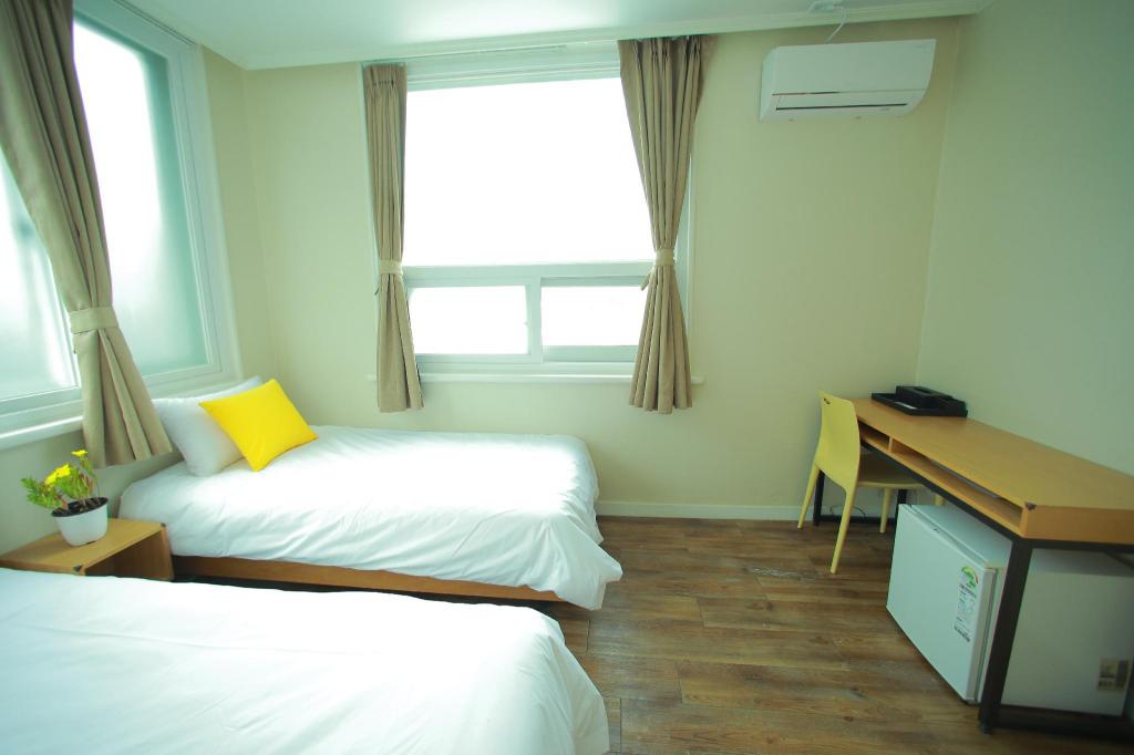슬로우 바이브 명동 image
