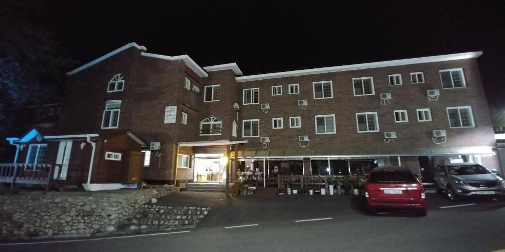 더 레드 하우스 image