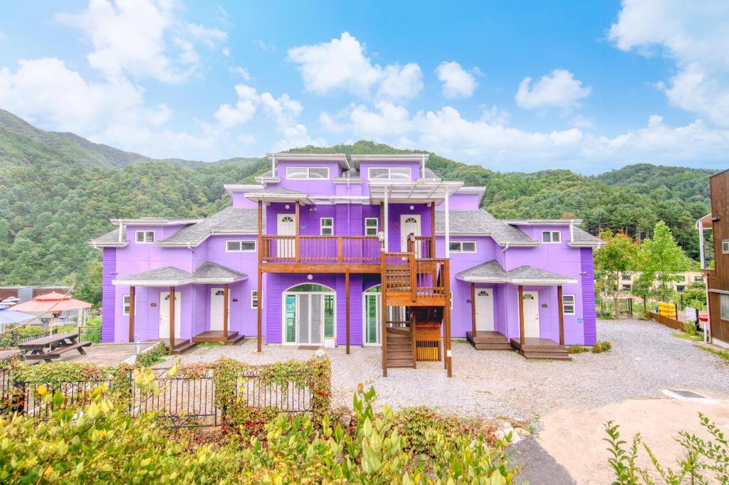 보랏빛 향기 펜션 image