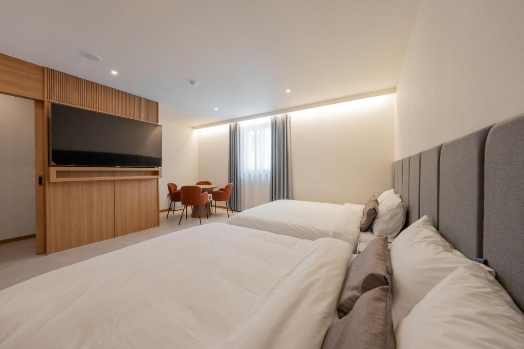 H. Avenue Hotel Moonhyun beach image