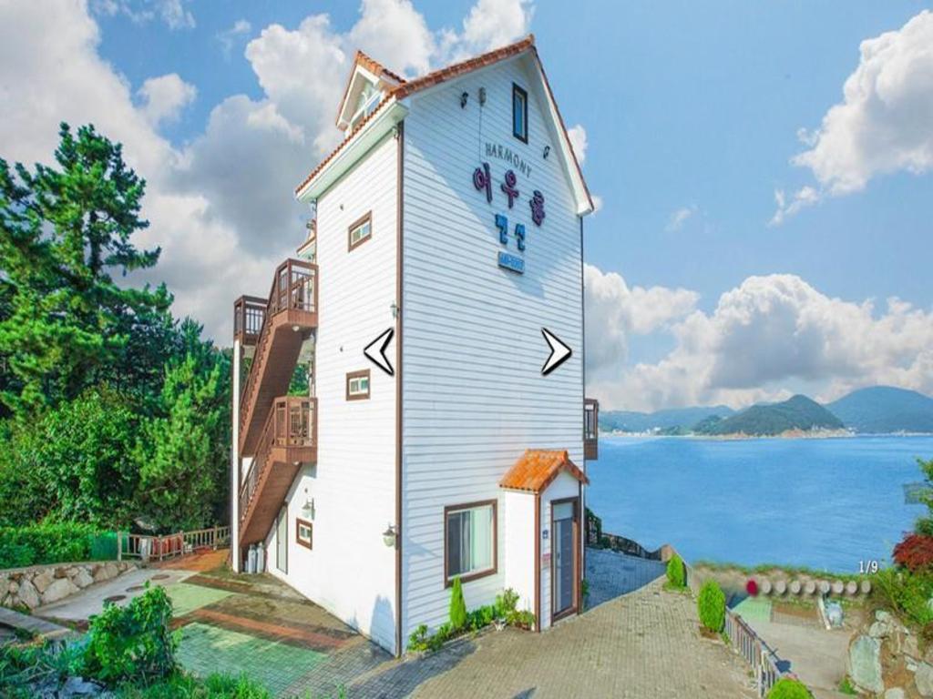 어우름 펜션 image