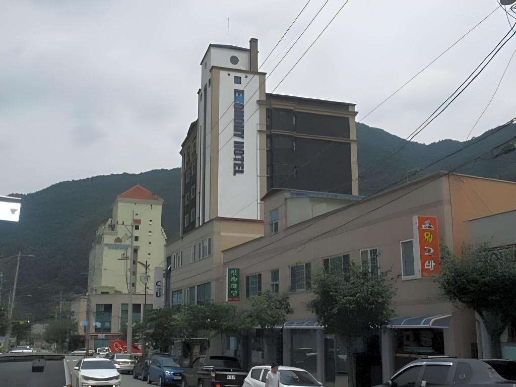 Persimmon Tourist Hotel image